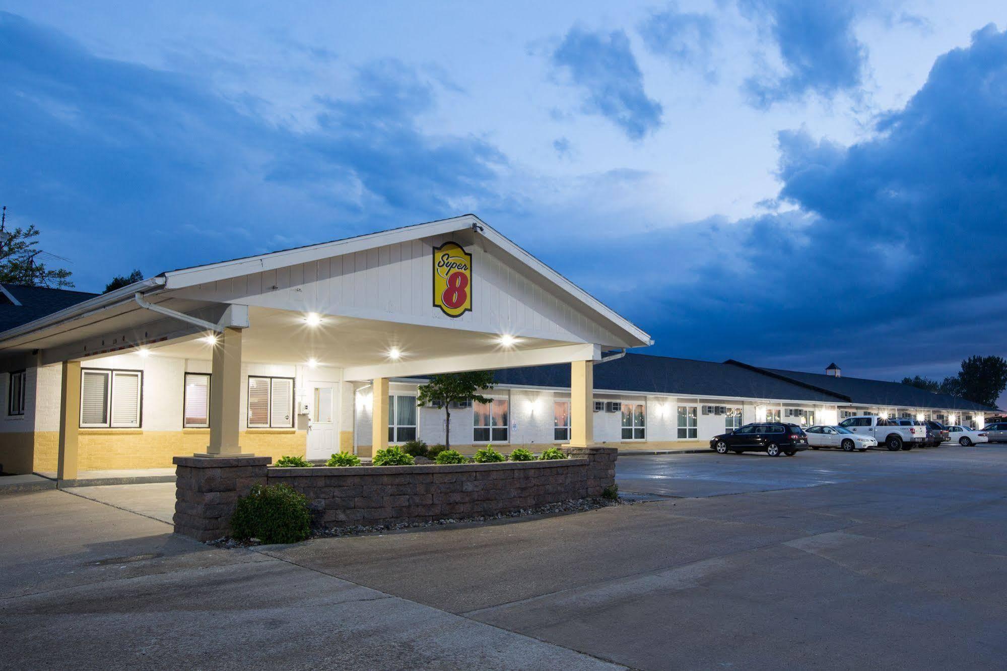 Super 8 By Wyndham Williams Hotel Exterior foto
